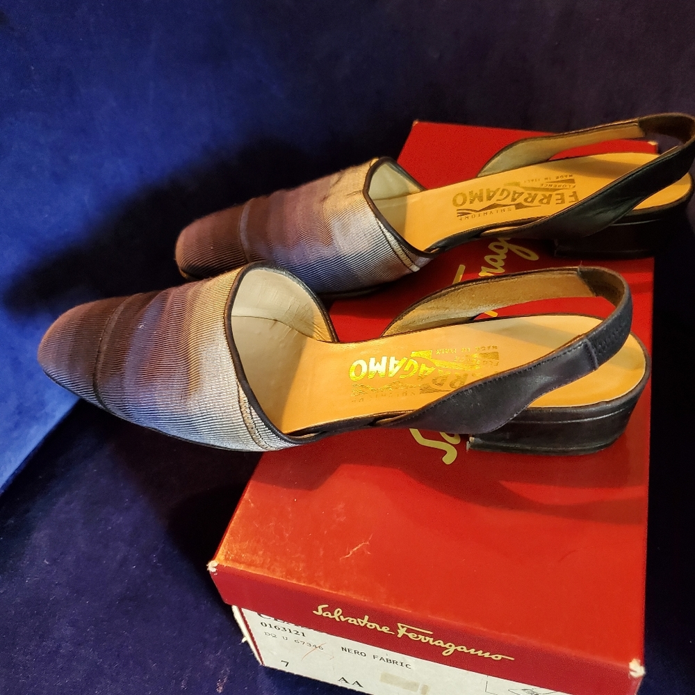 Navy Ferragamo casual flats - Picture 2 of 5